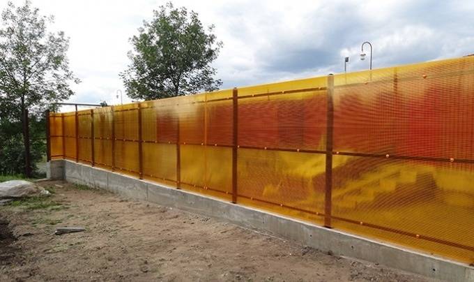 Строительство ограждения из поликарбоната для дачного участка