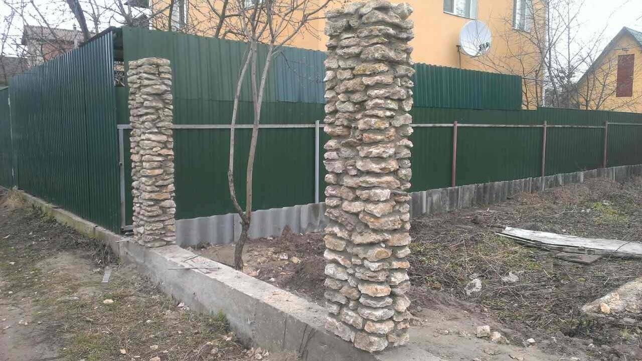Как сделать забор из камня своими руками: пошаговая инструкция (фото, видео)