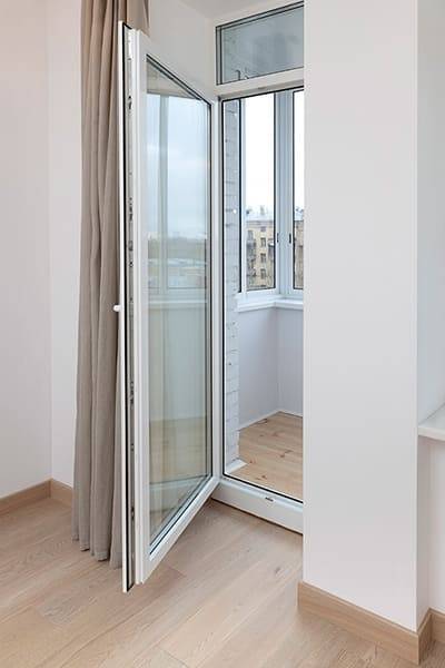 Двойная балконная дверь: особенности двухстворчатых систем