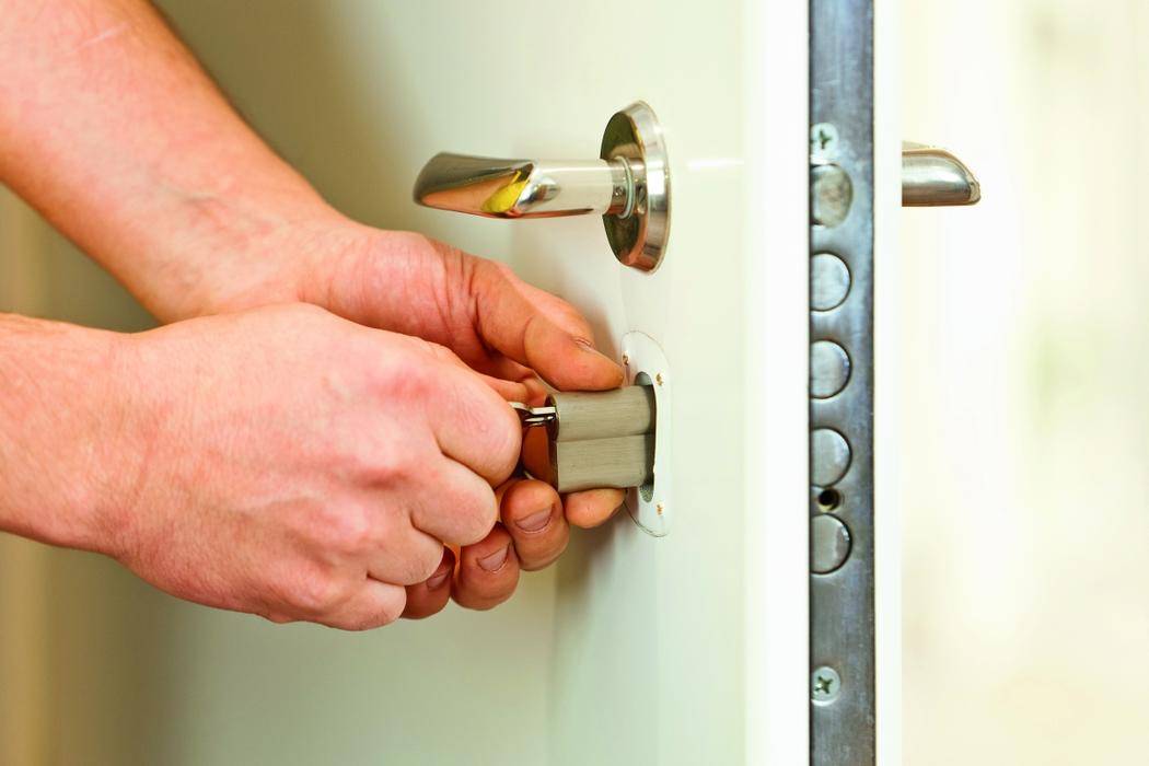 Как поменять личинку замка входной двери своими руками - пошаговое руководство