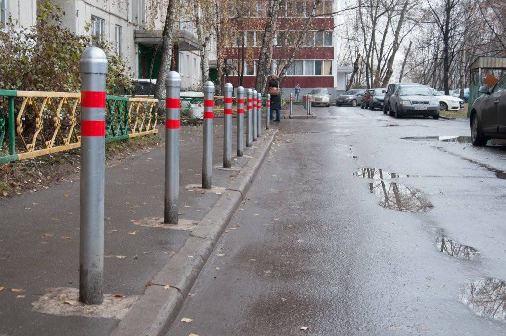 Столбики для ограждения парковки: полусфера из бетона