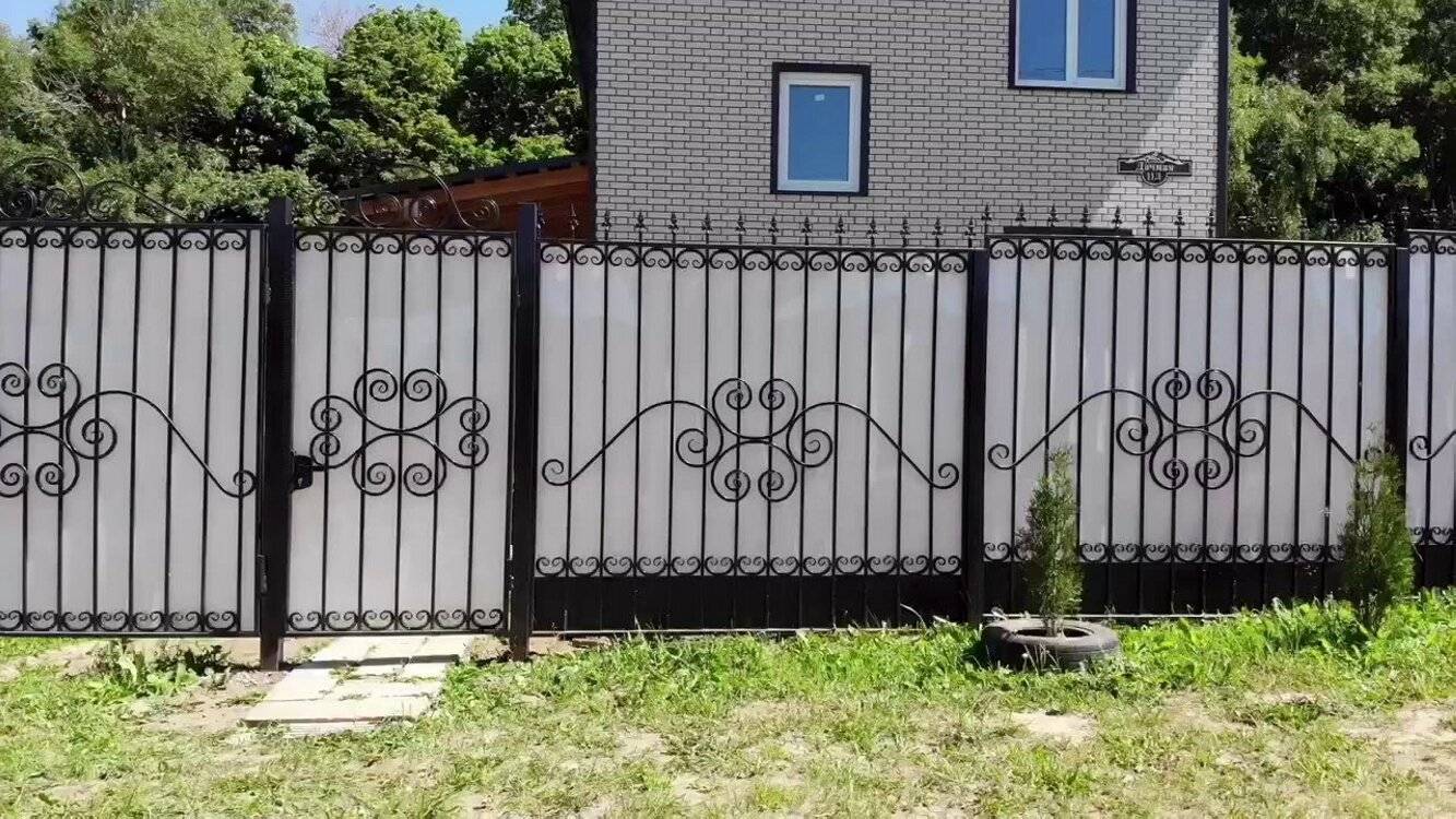 Кованый забор с поликарбонатом — делаем монтаж правильно! Все об изготовлении своими руками изгороди с элементами ручной ковки