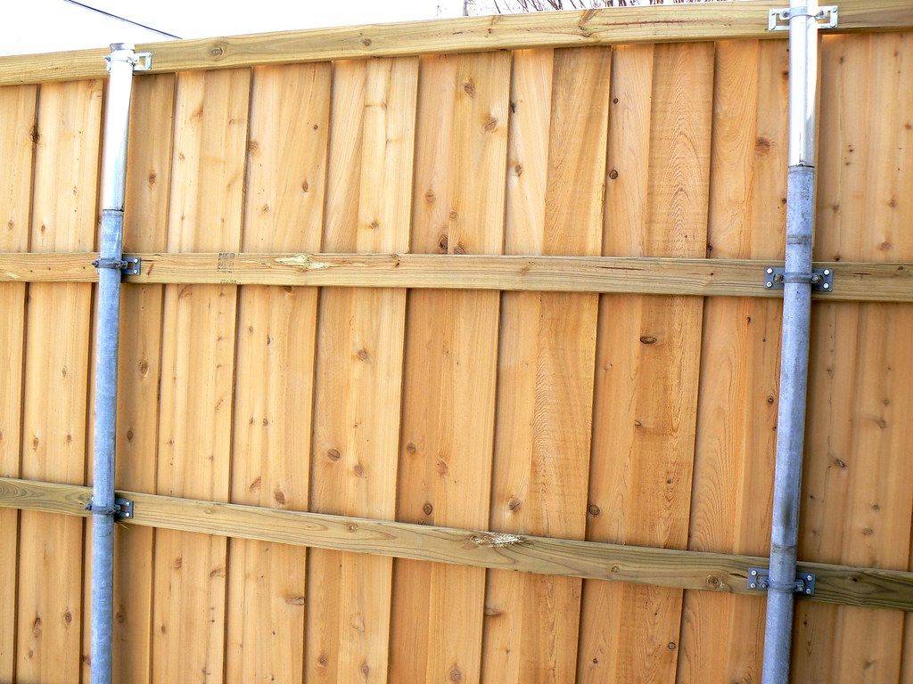 Как сделать забор из профлиста на деревянный каркас