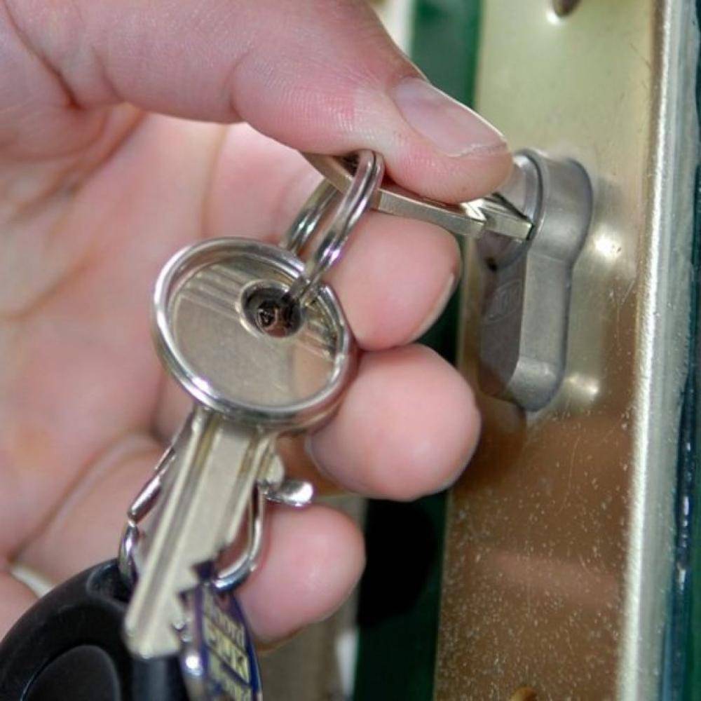 Как открыть дверь без ключа самостоятельно в квартире без повреждения и без взлома: полезные рекомендации и доступные способы