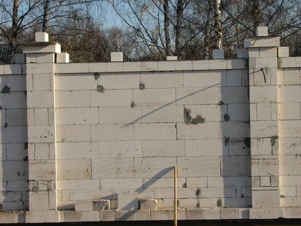 Забор из газобетона — особенности конструкции, правила строительства, полезные советы