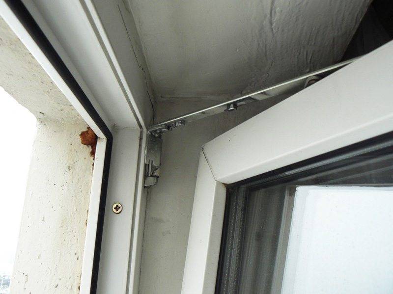 Заклинило пластиковую дверь на балкон, причины заклинивания, как открыть ее снаружи и не повредить