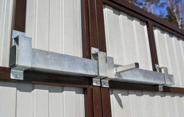 Засов на ворота своими руками: как сделать для распашных гаражных конструкций, фото и видео