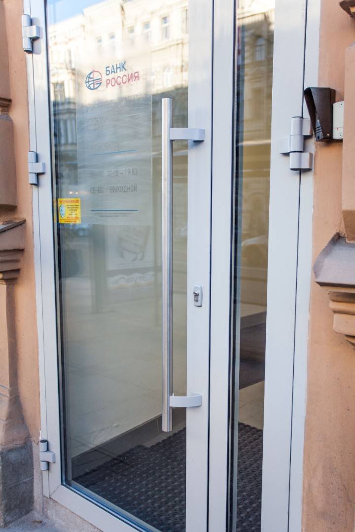 Алюминиевые витражи, виды используемого стекла в таких входных дверях, установка и эксплуатация
