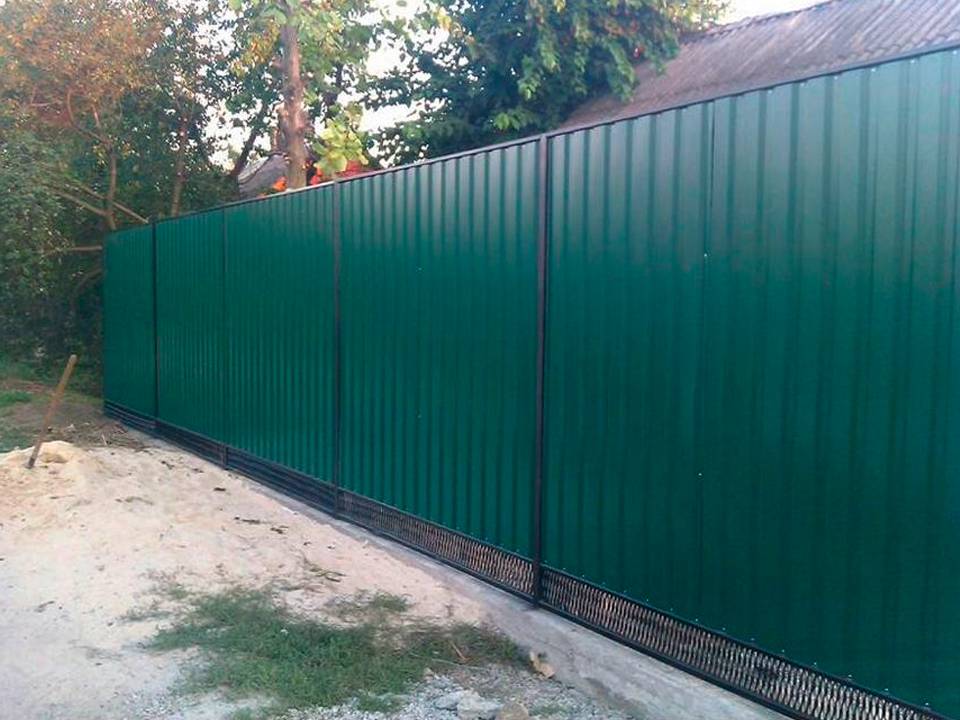 Чем закрыть низ забора из профлиста