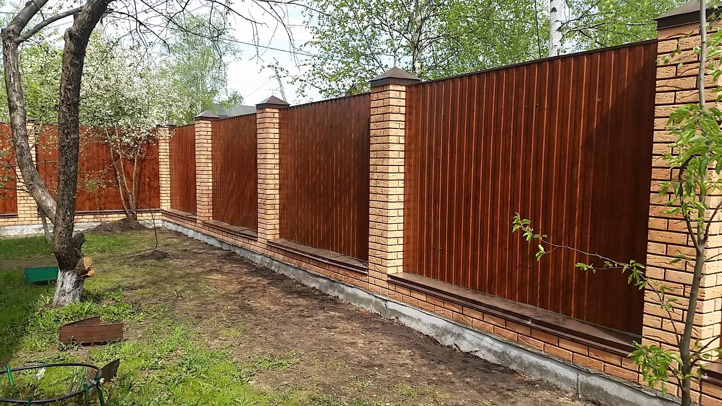 Пошаговое строительство кирпичного забора с профлистом