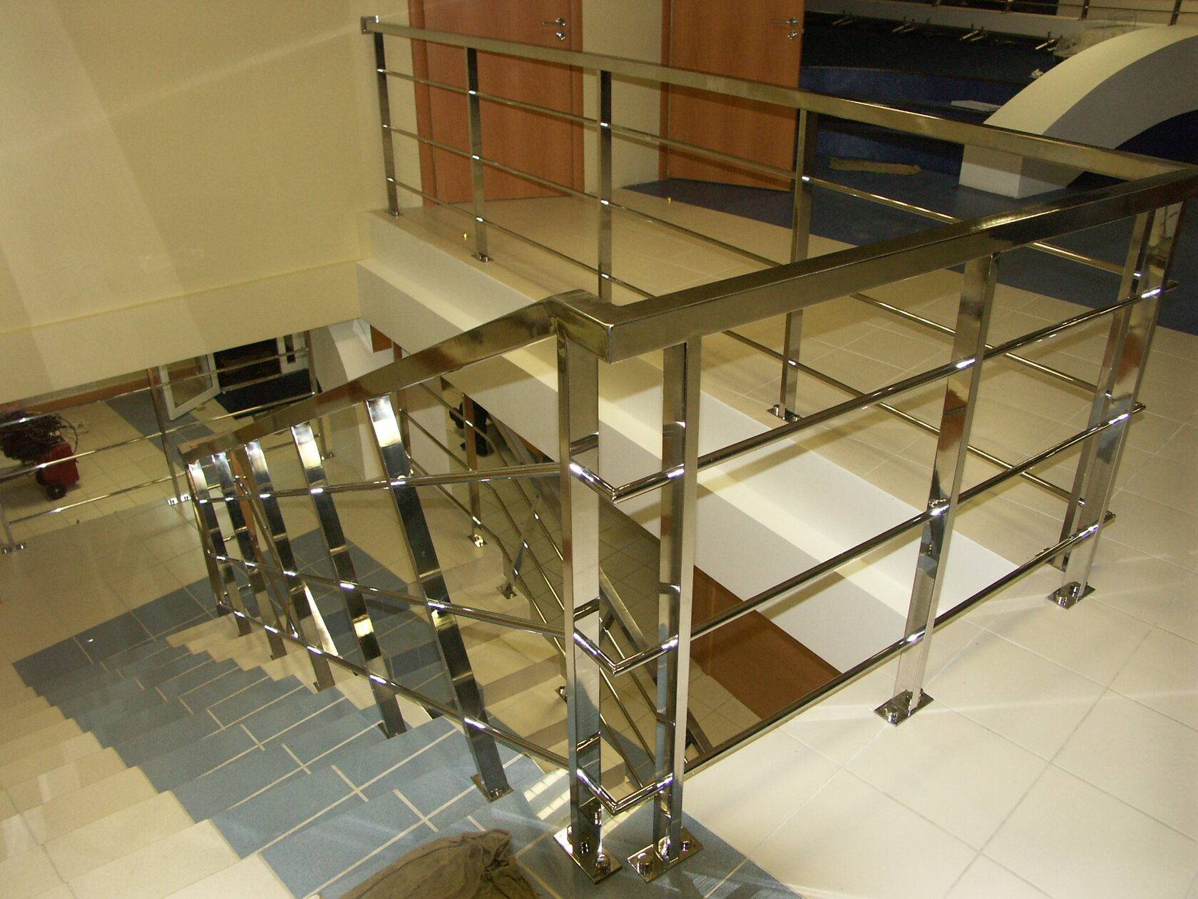 Поручни: нержавейка в сочетании со стеклом и деревом, механические свойства настенных перил лестниц