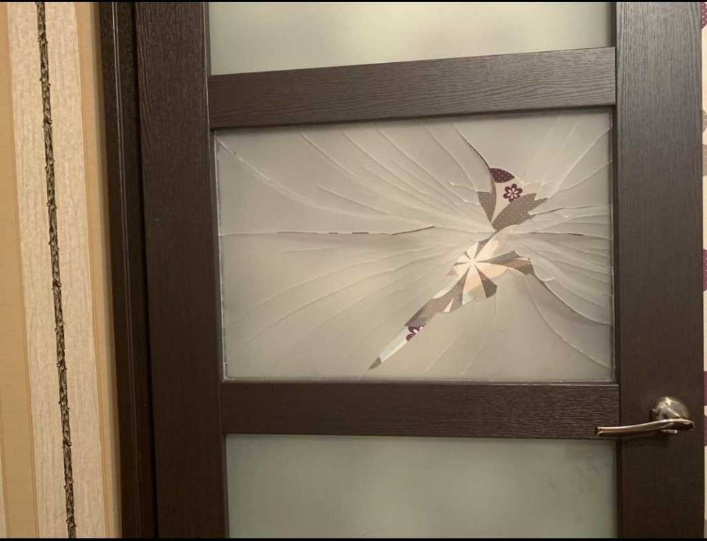 Как заменить стекло в межкомнатной двери своими руками: видео