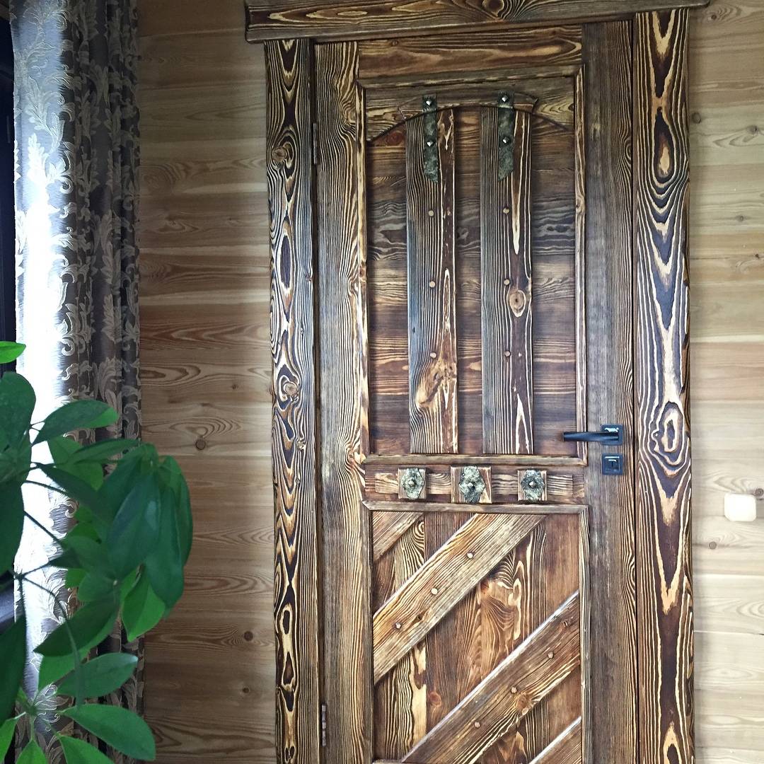 Серые двери в интерьере: виды, материалы, оттенки, дизайн, сочетание с полом, стенами