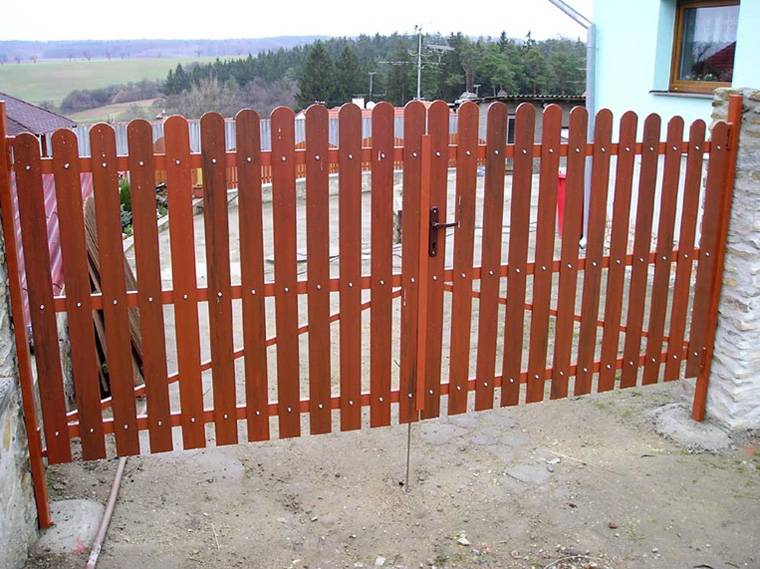 Как сделать забор из деревянного штакетника своими руками: пошаговая инструкция