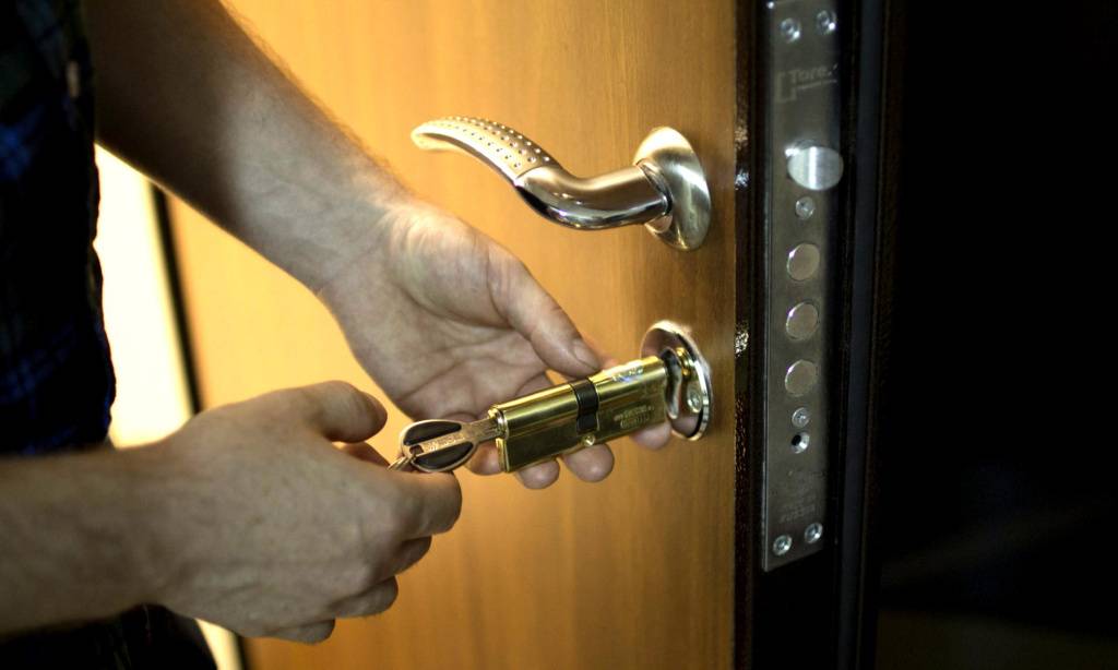 Как вытащить личинку из замка входной двери. как вытащить личинку из замка своими руками? – metaldoors