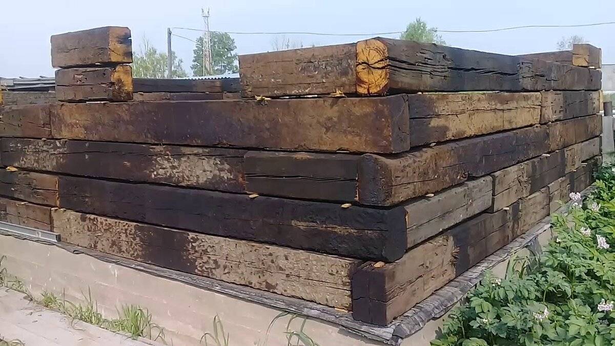 Как построить гараж из шпал самому за несколько дней