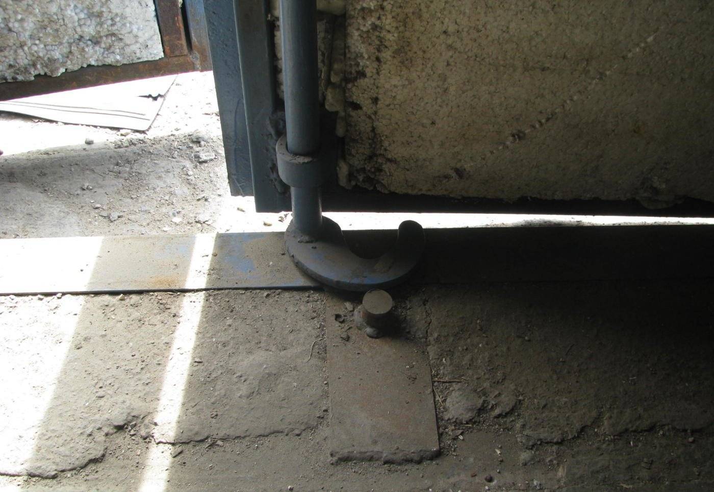 Шпингалет на гаражные ворота своими руками