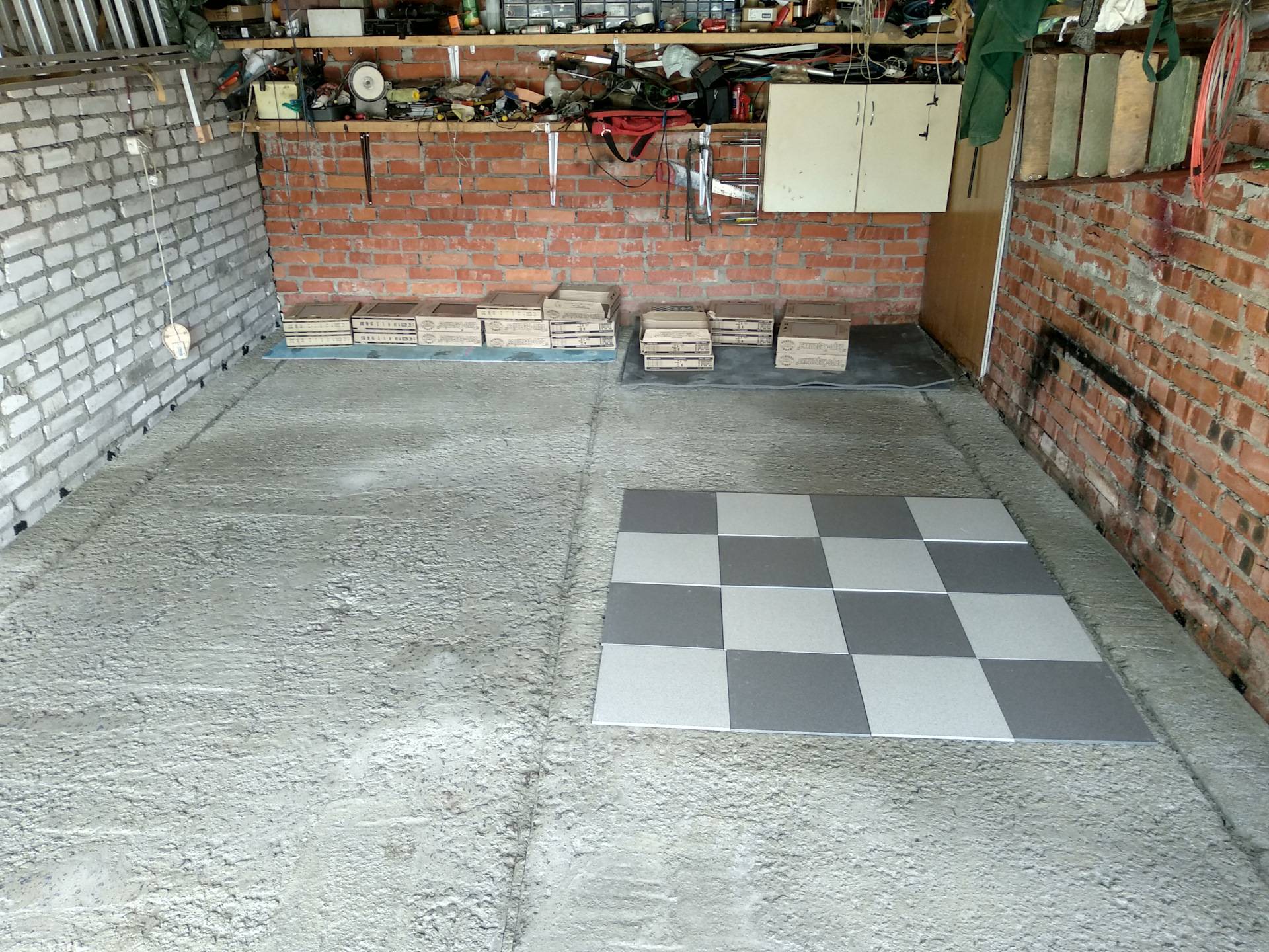 Выбор плитки для гаража на пол