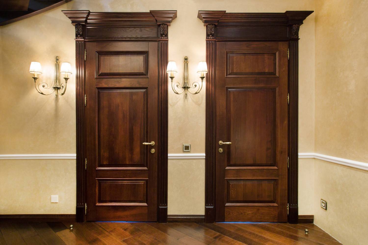 Двери из массива деревянные элитные двери из бука, фото в интерьере - lineyka