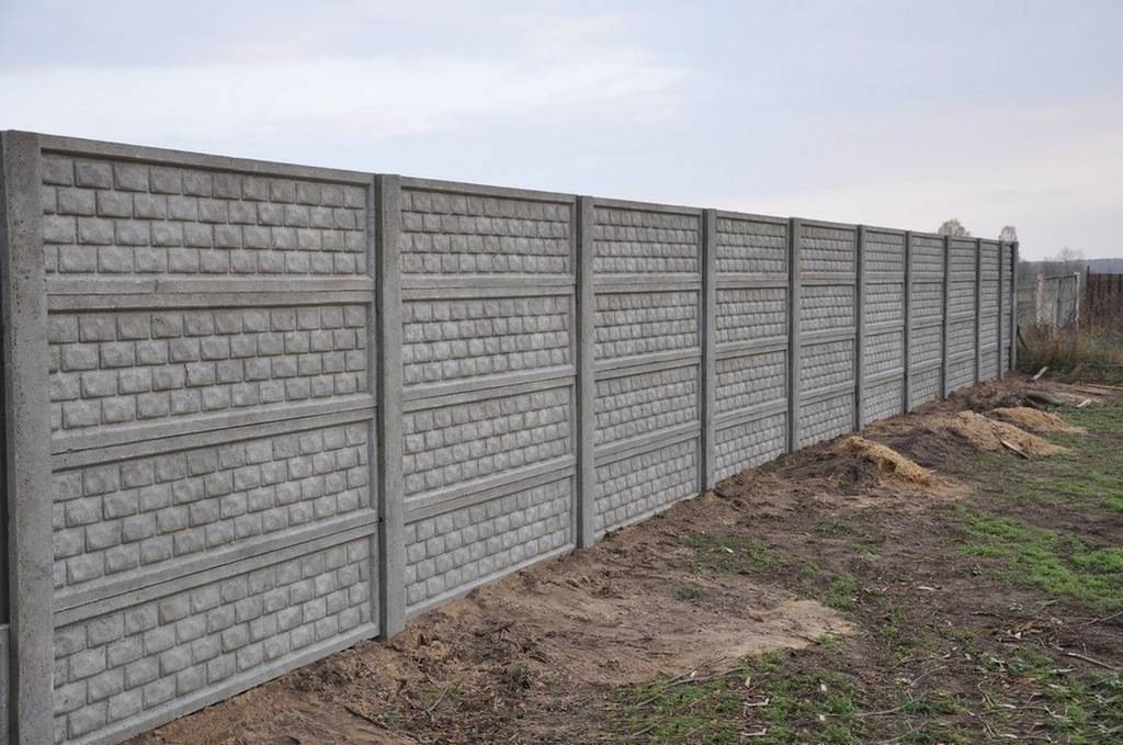Заборы для частного дома из бетона: как установить бетонные панели?