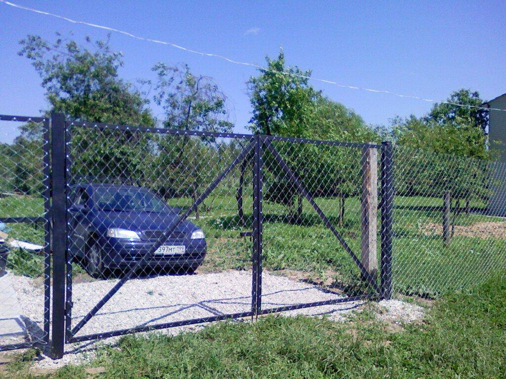 Забор из сетки рабицы – пошаговая инструкция по установке своими руками