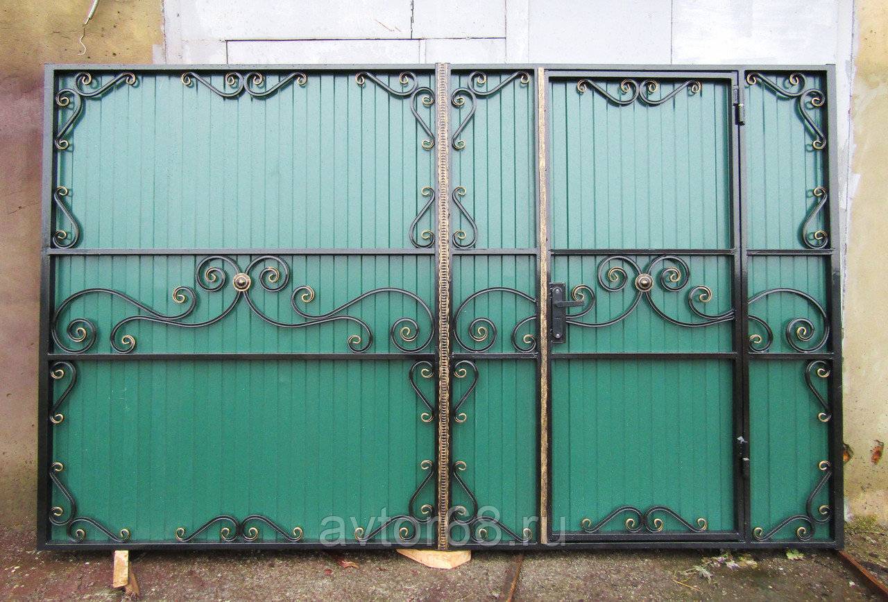 Ворота из профнастила с элементами ковки: красивая защита для вашего дома