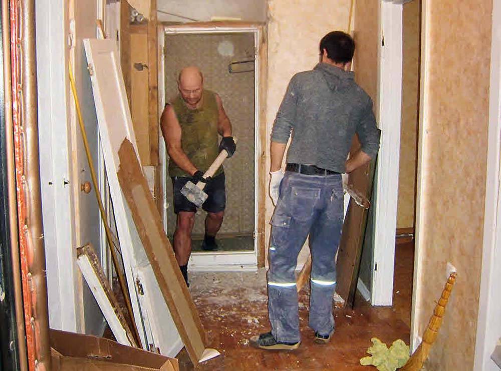 Демонтаж входной двери, в том числе вместе с коробкой: как выполнить своими руками, как быстро снять старое дверное полотно, и щадящий метод проведения работ