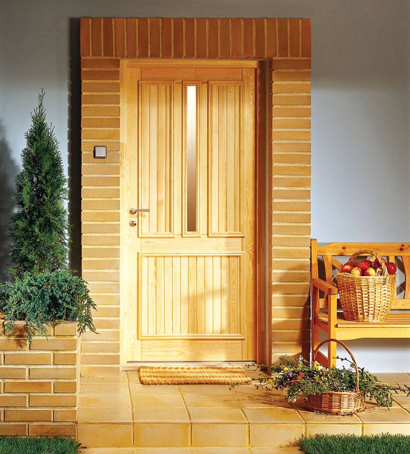 Сделать входную дверь в дом. Деревянная дверь. Двери наружные деревянные. Дверь входная деревянная. Красивые деревянные двери.