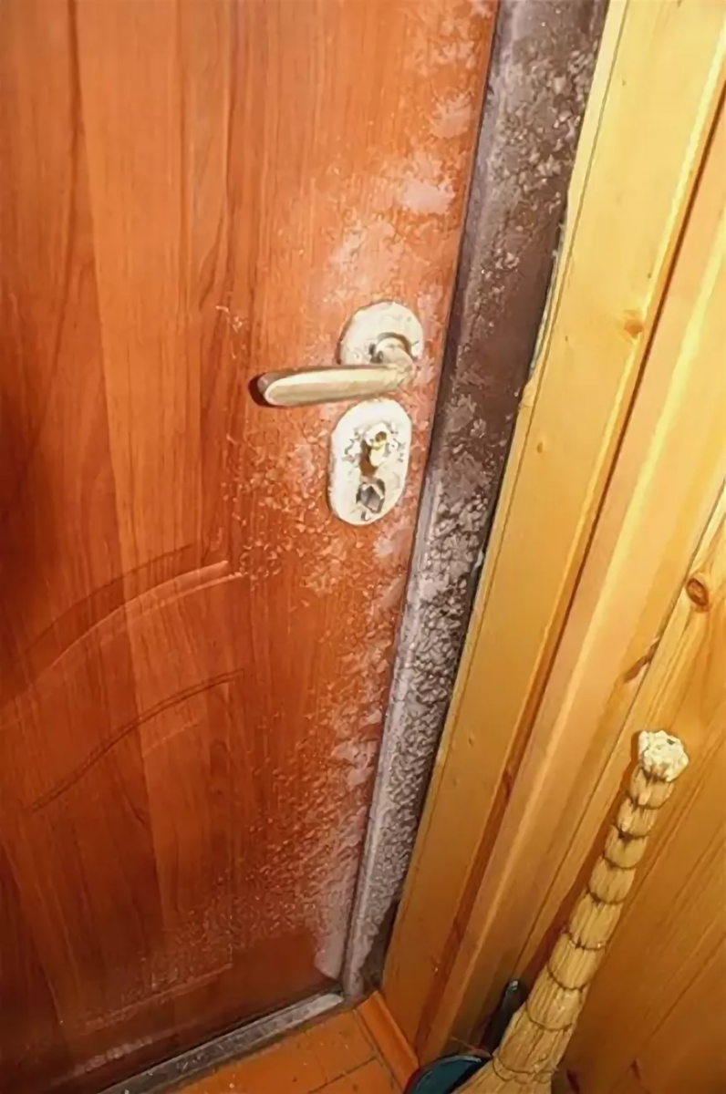 Почему промерзает входная металлическая дверь и что делать