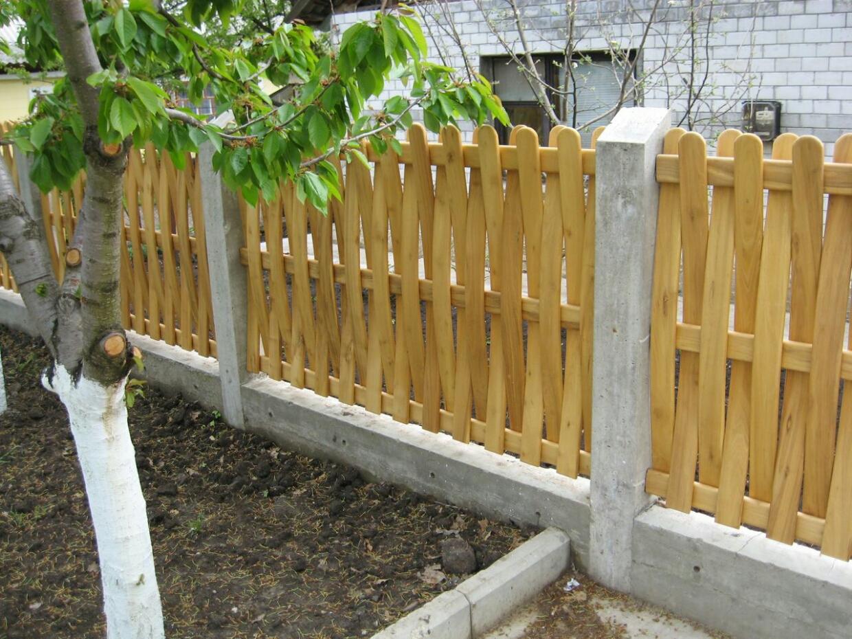 Забор из реек деревянных: способы монтажа и выбор опоры