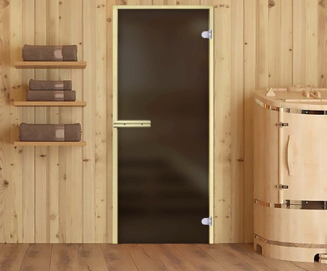 Стеклянная дверь для бани: выбор и правильная установка
