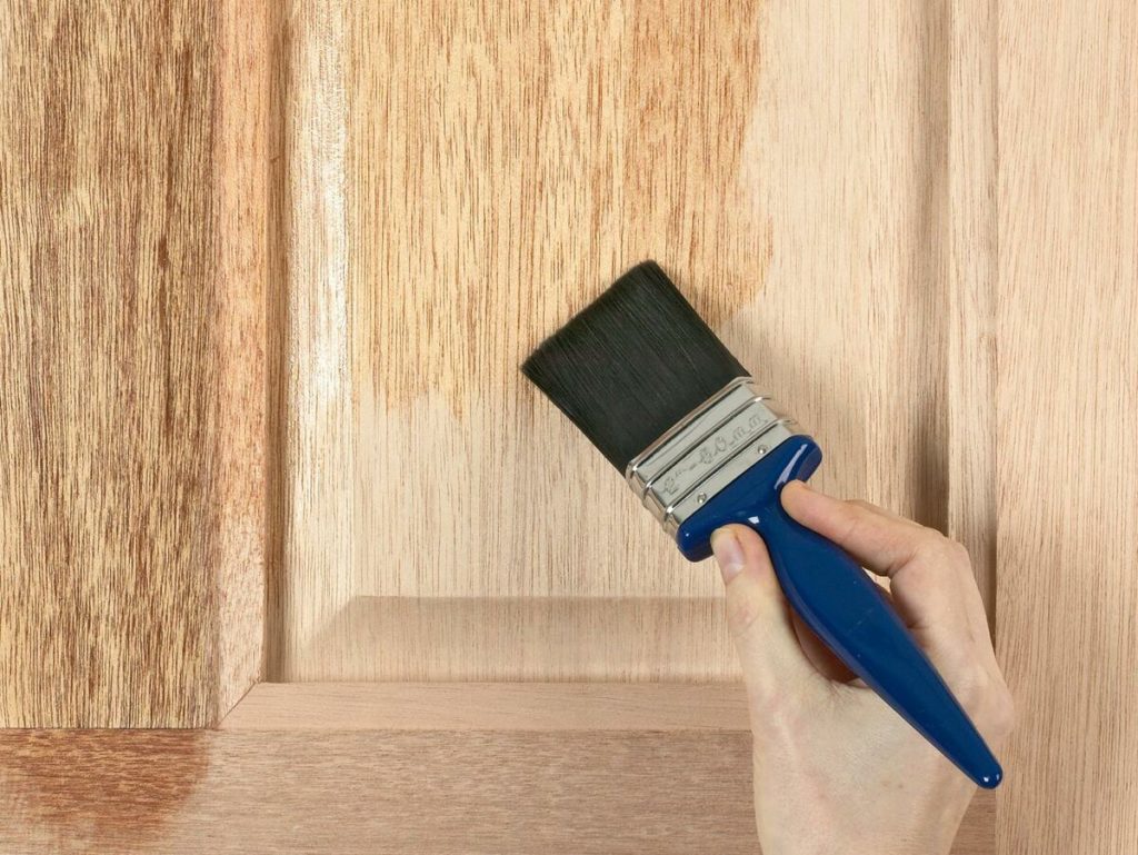 Покраска деревянных дверей. как покрасить дверь своими руками?