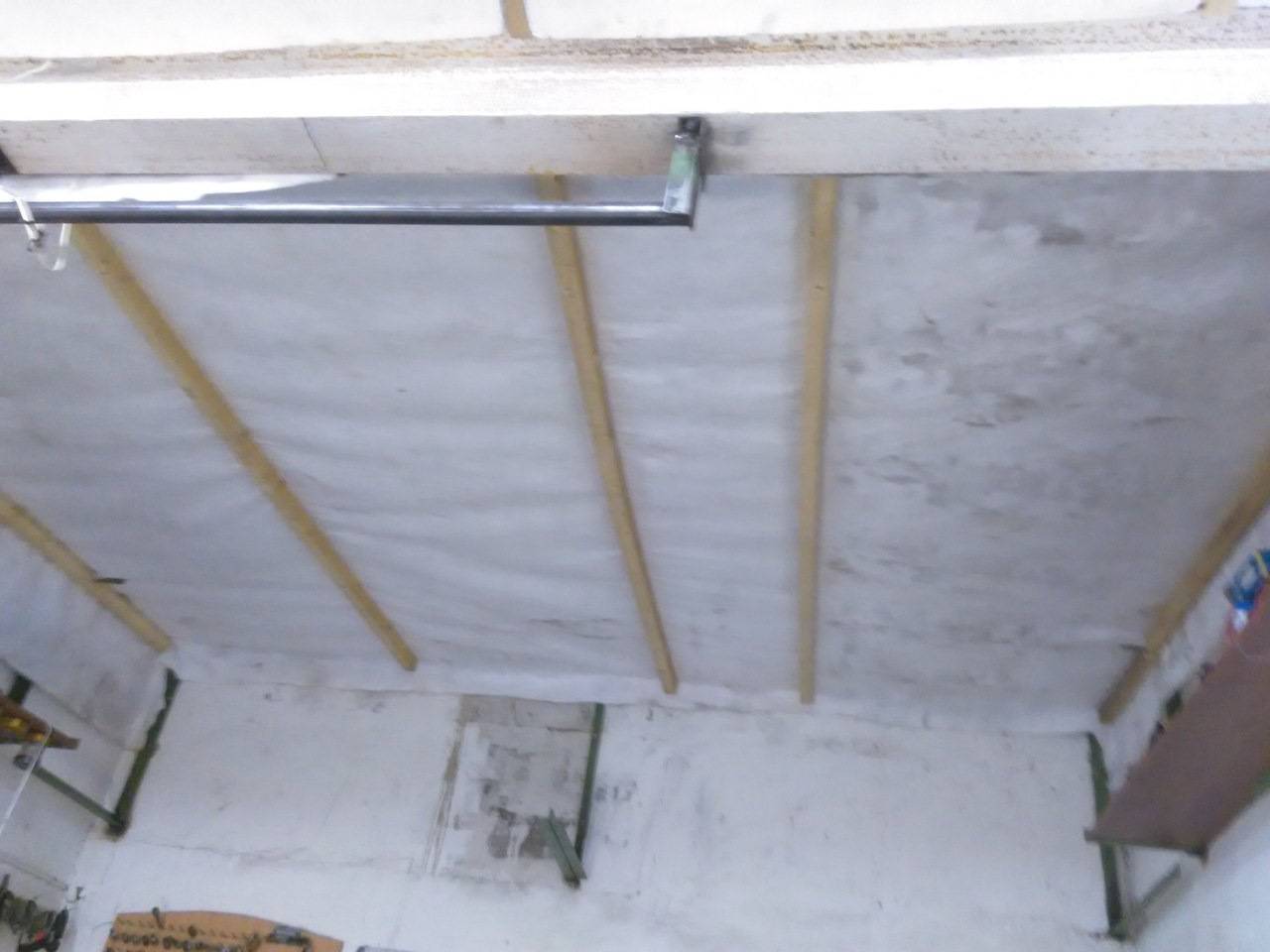 Утепление потолка в гараже изнутри недорого пеноплексом своими руками и пенопластом, чем лучше