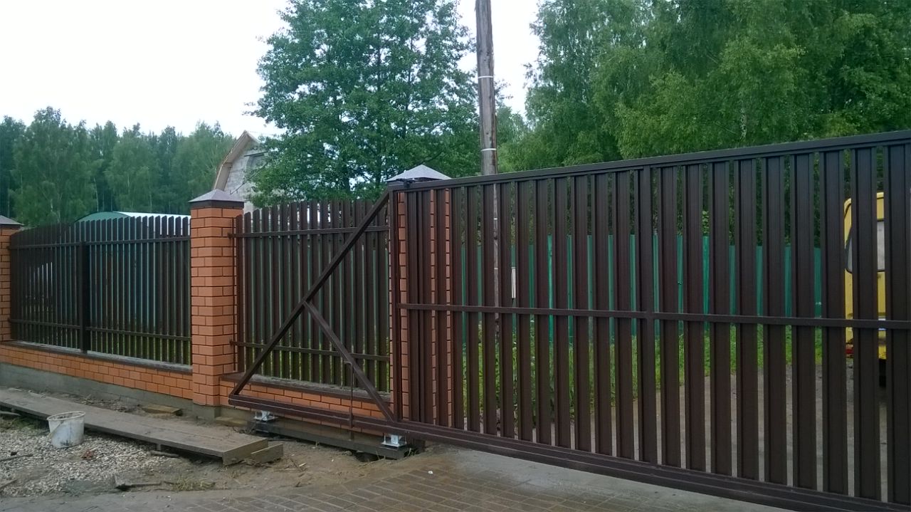 Строим своими руками ограждение на винтовых сваях