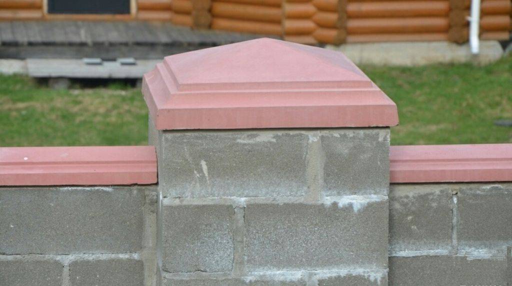 Крышки на столбы забора бетонные: преимущества и недостатки