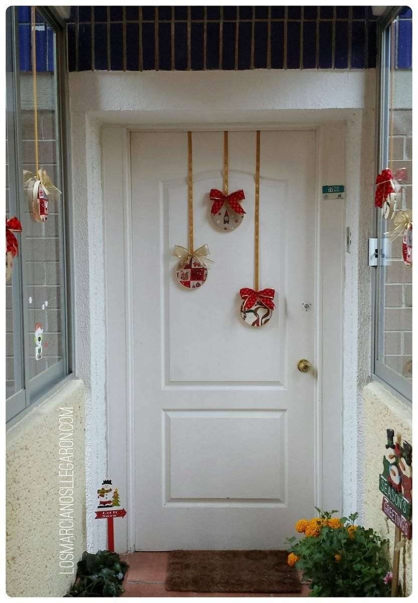 Как можно красиво украсить входную дверь к новому году своими руками: фото