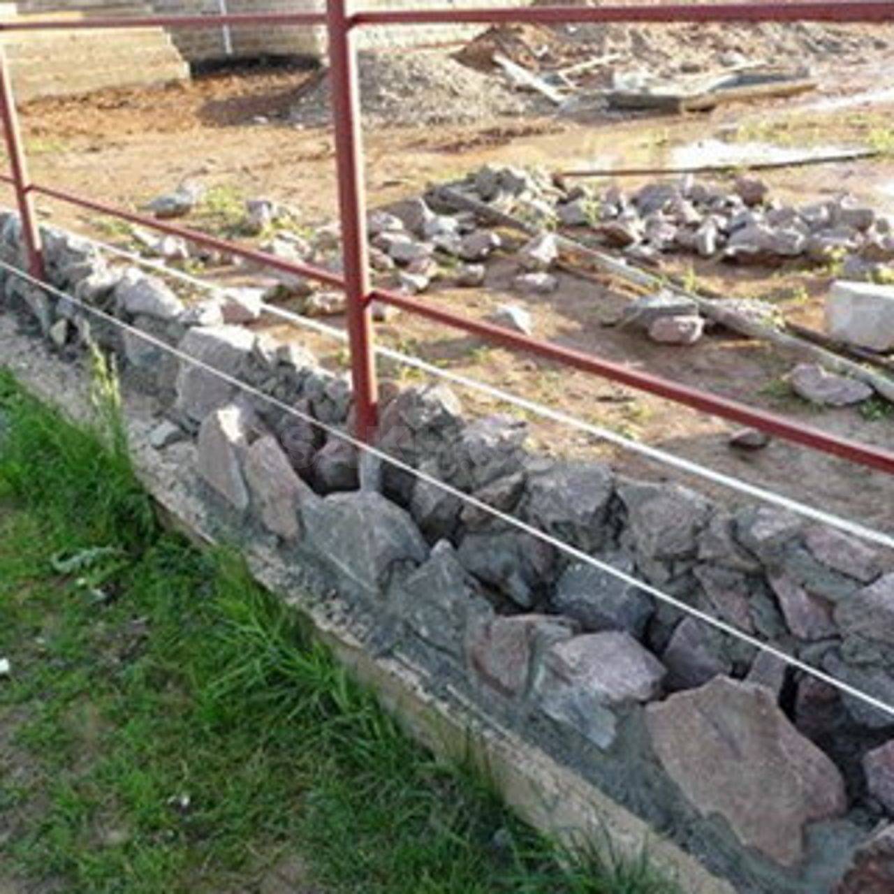 Забор из бутового камня: особенности выбора материала и технология строительства
