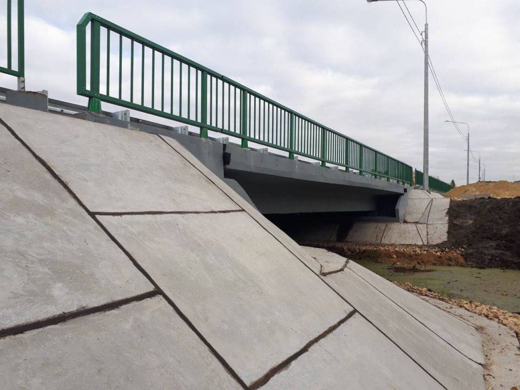 Мостовые и дорожные металлические барьерные ограждения