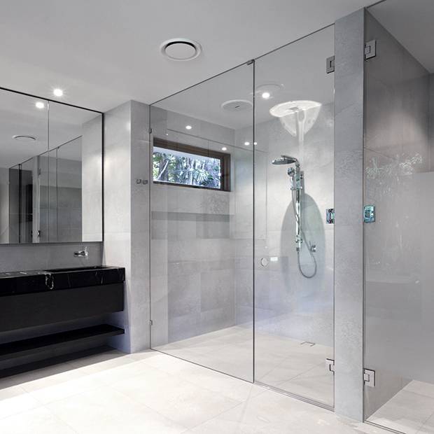 Стеклянные двери для ванной: как выбрать?