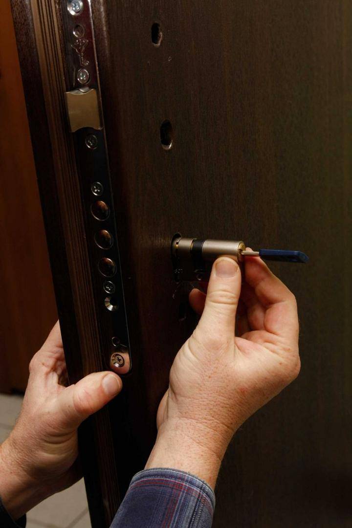 Замена замка входной двери - как починить, если сломался в железной, конструкция и механизм дверного