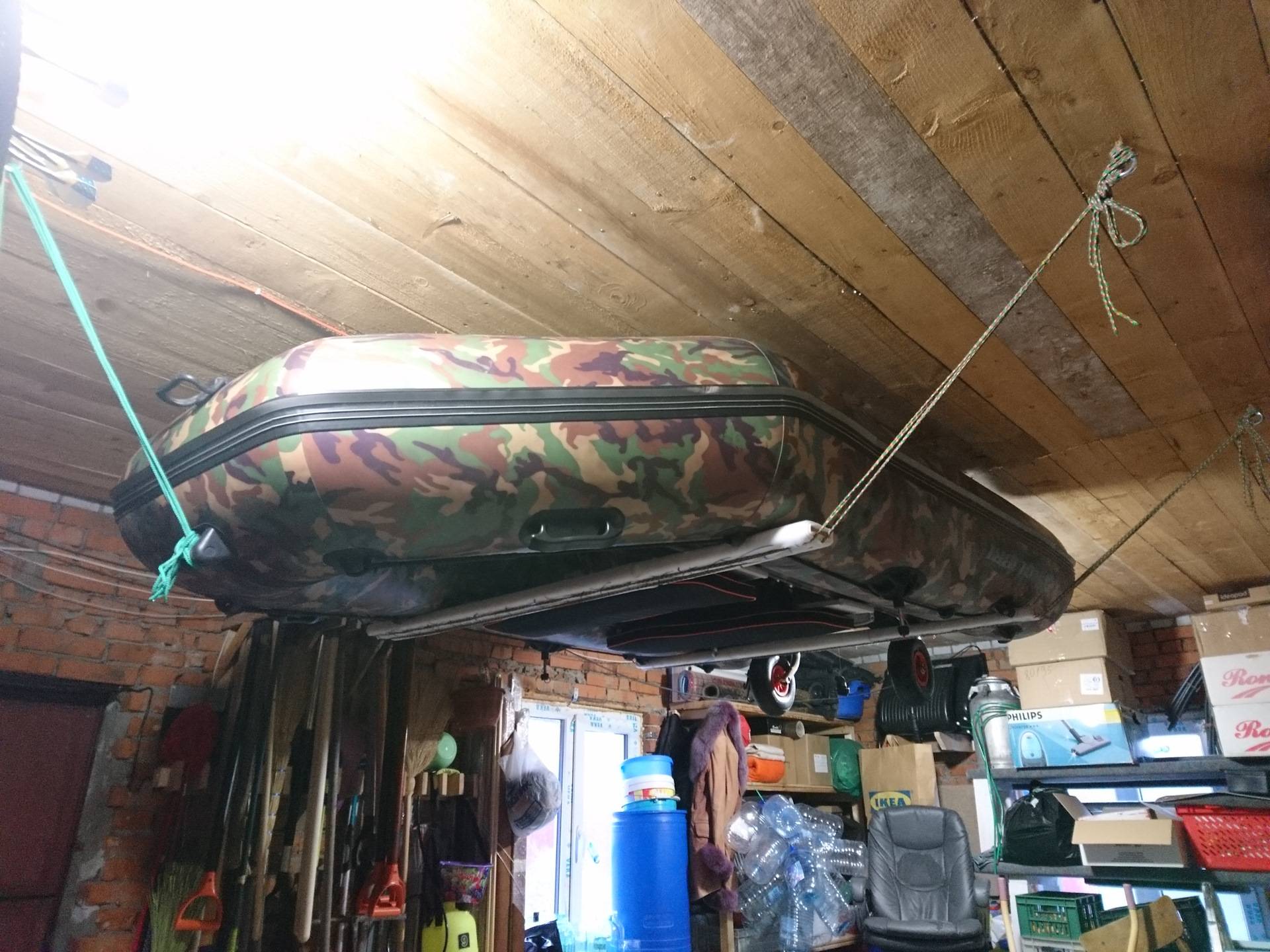 Как хранить лодку в гараже под потолком