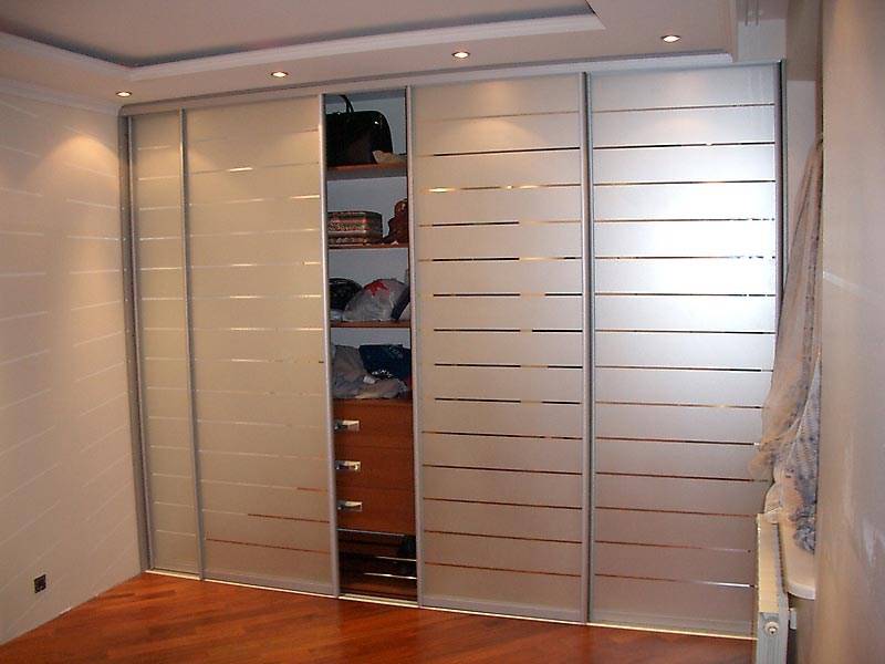 Двери купе в гардеробную (100 фото): как сделать купейные и полукруглые двери, установка для комнаты