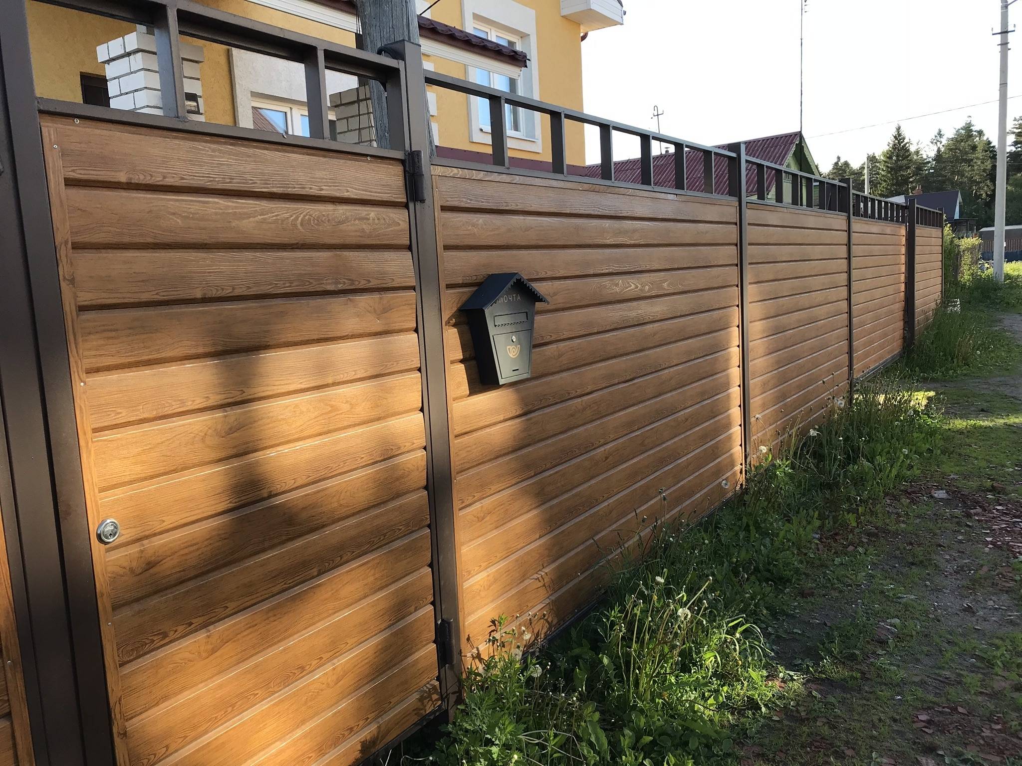 Забор из металлического сайдинга: как сделать своими руками для частного дома