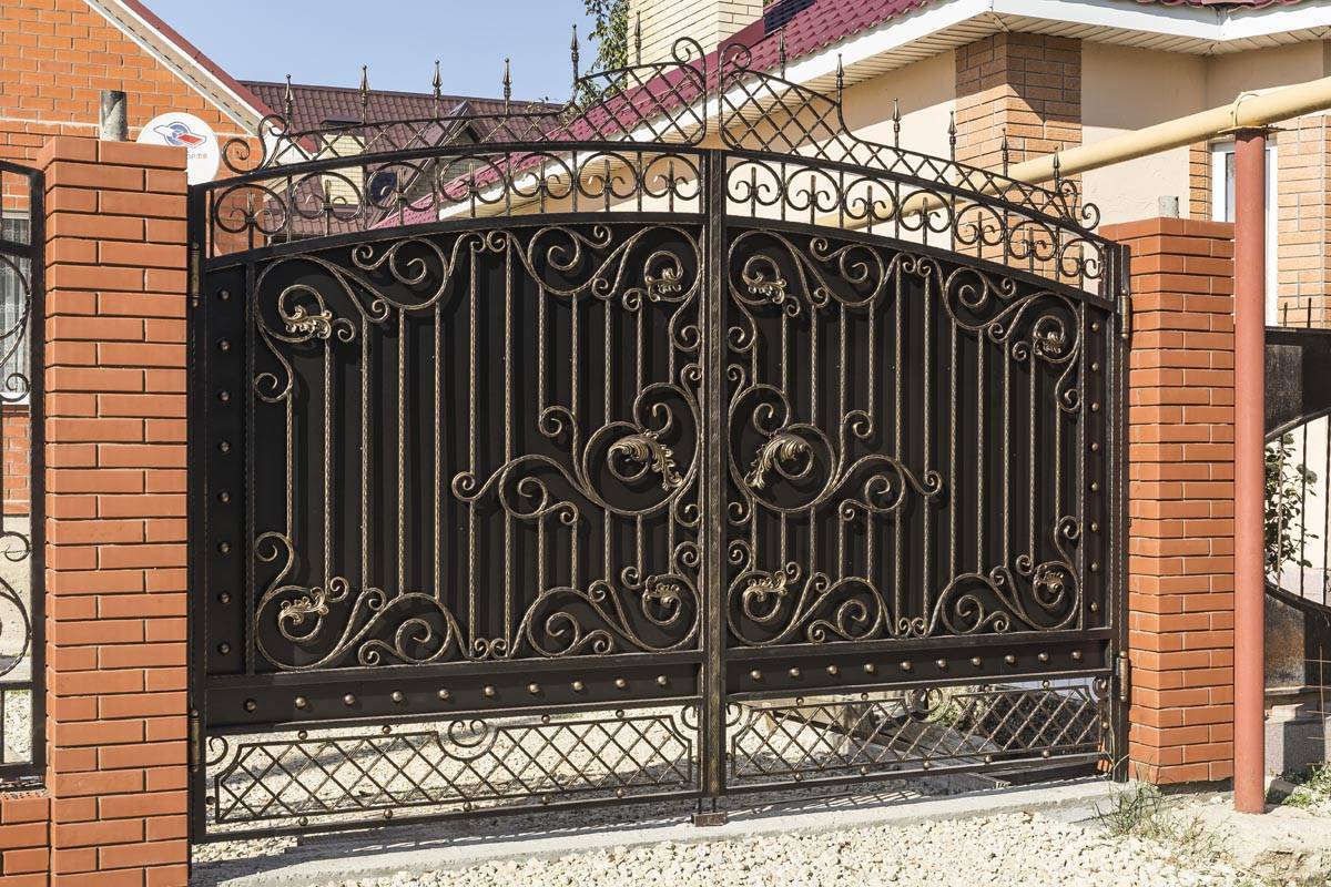 Как сделать ворота и калитку из профнастила с элементами ковки своими руками
