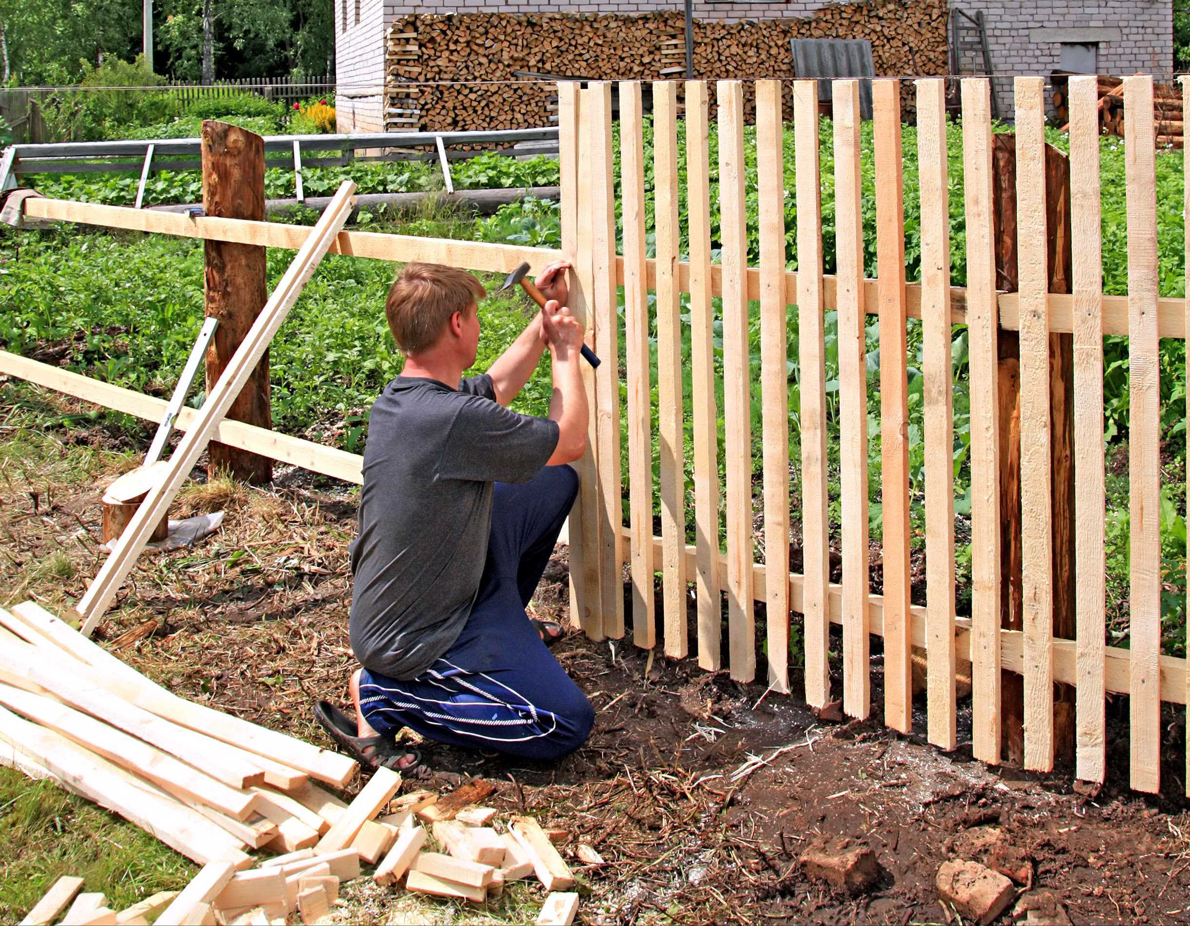 Забор для дачи какой дешевле. Заборы для дачи. Деревянный заборчик. Постройка деревянных заборов. Красивый забор из штакетника деревянного.