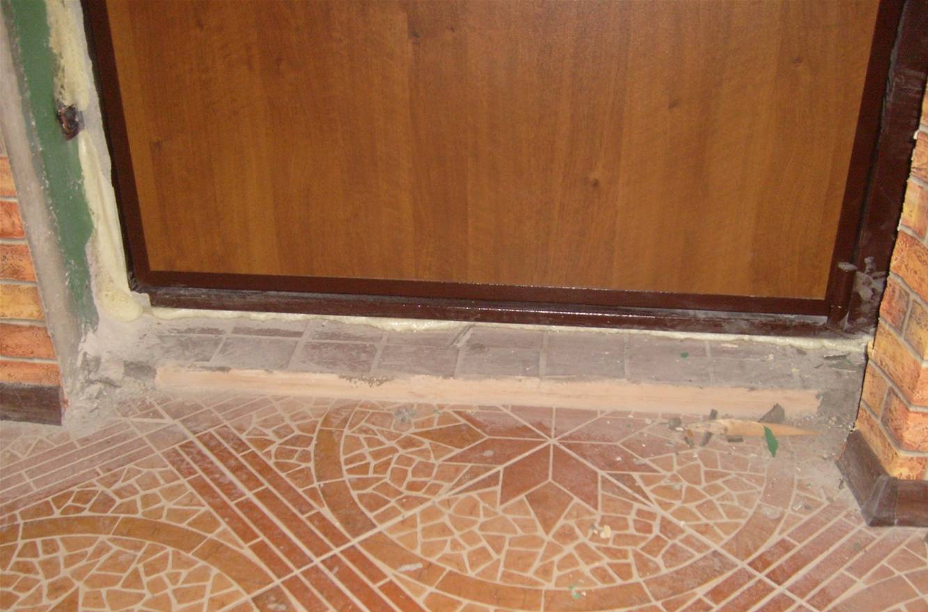 Как сделать порог у входной двери в квартире правильно: металлические и деревянные пороги, отделка, как залить для межкомнатных дверей, фото и видео