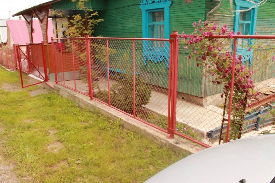 Заборы из поликарбоната на даче: преимущества, недостатки, виды, характеристика секционных, комбинированных с камнем, кирпичом