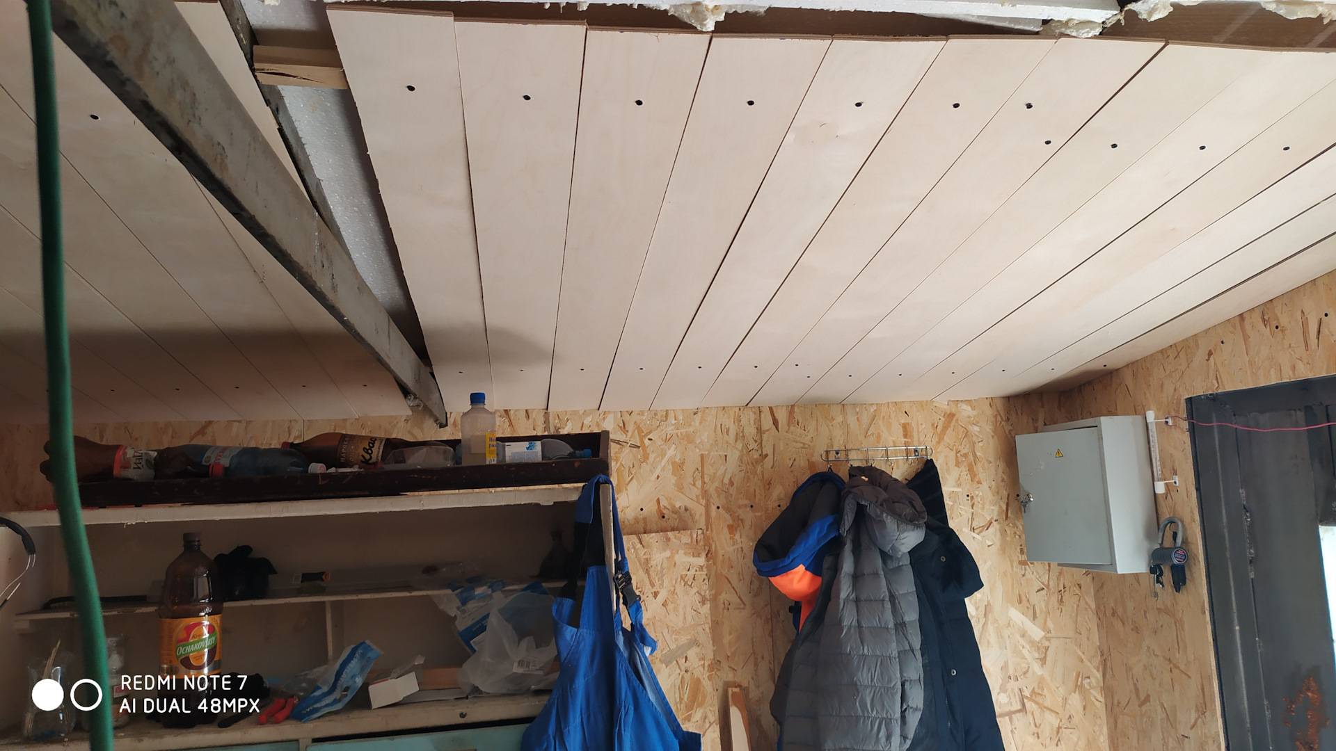 Потолок в гараже: какими материалами его отделывают