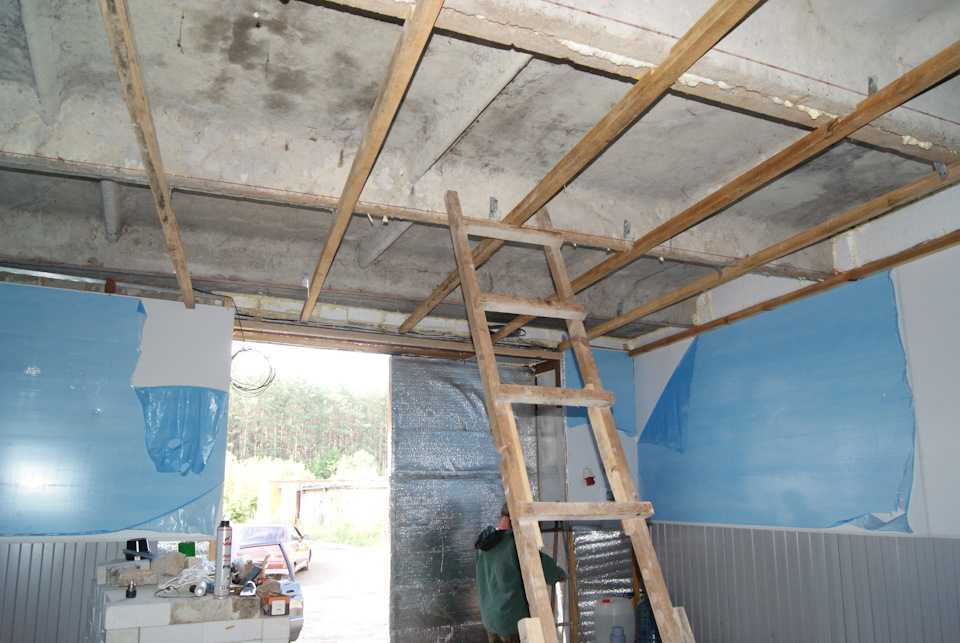 Как утеплить потолок в гараже изнутри своими руками: нужно ли и чем правильно обшить бетонную крышу - пенопластом или минватой