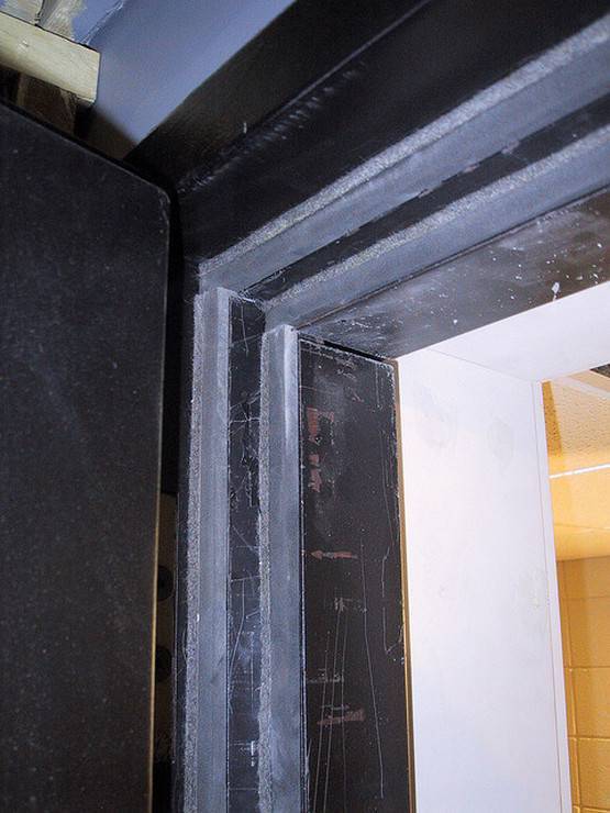 Шумоизоляционная дверь в квартиру. Звукоизоляция входной металлической двери. Изоляция входной двери. Шумоизоляция дверной коробки входной двери. Шумопоглощающая входная дверь.
